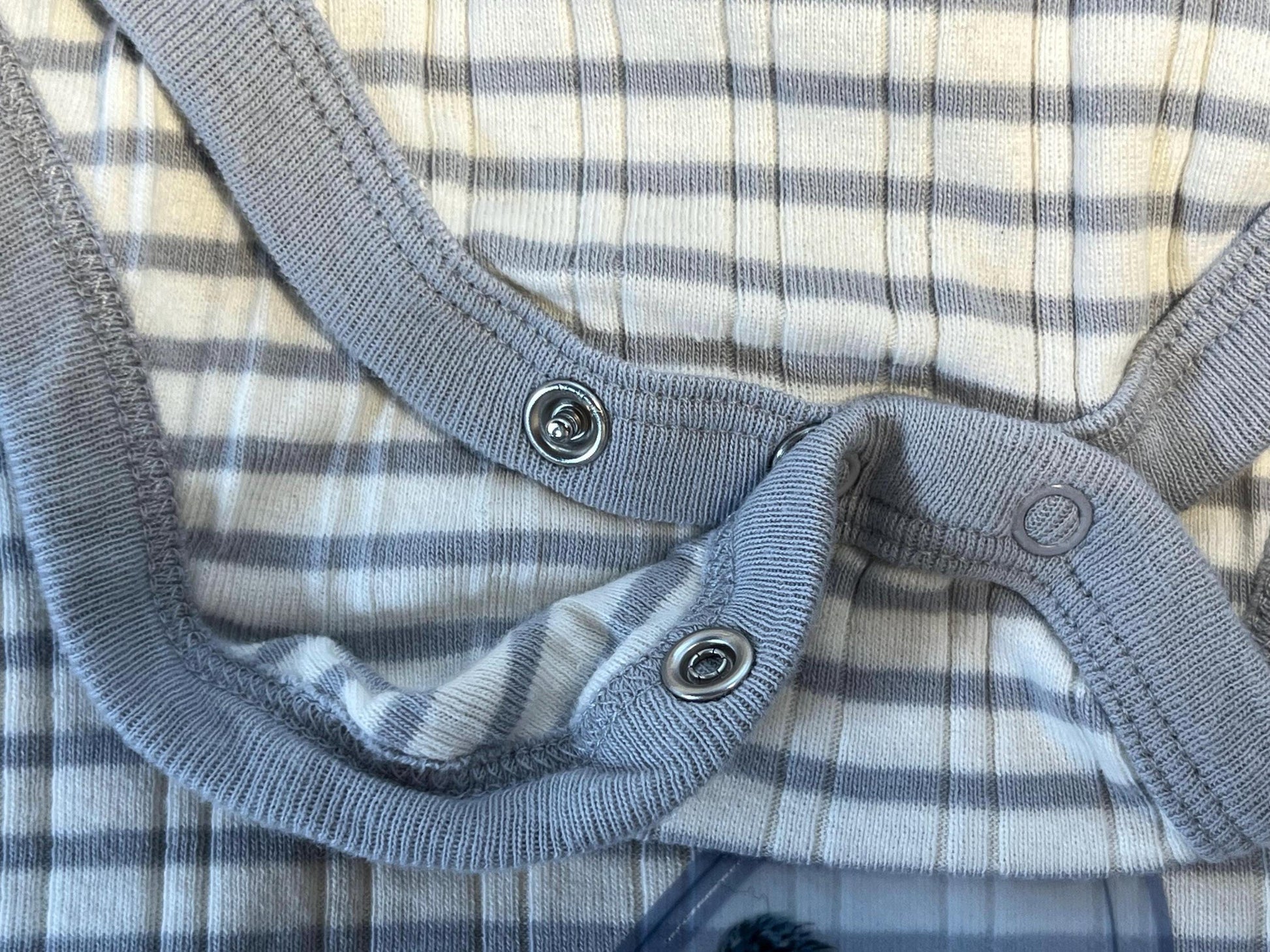 Baby bodysuit with sweet baby bird, organic cotton outfit baby shower present, coming home from hospital outfit, monthly milestone outfit