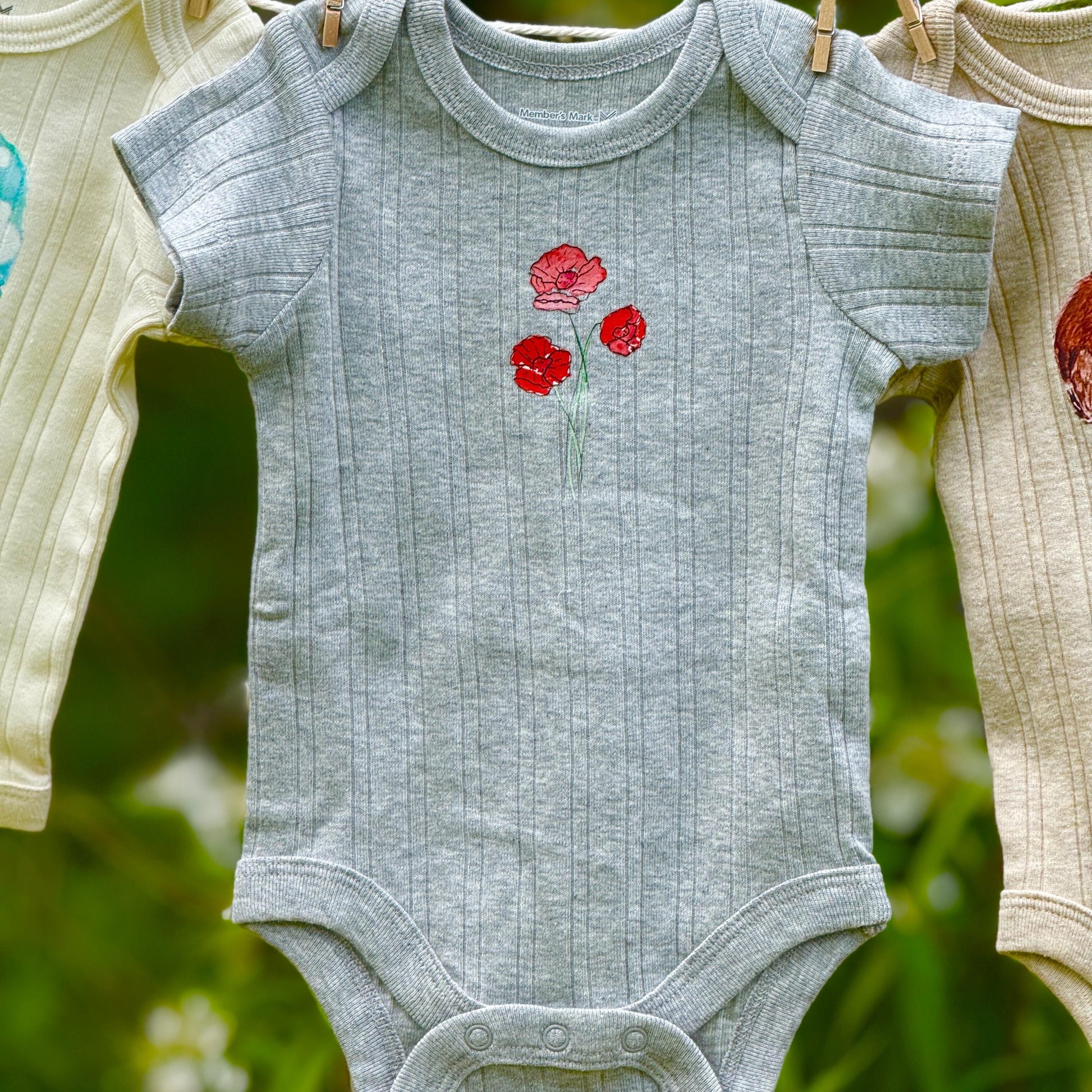 Baby bodysuit with pretty poppies, newborn infant gift, monthly milestone outfit, baby girl romper with floral, soft organic cotton bodysuit