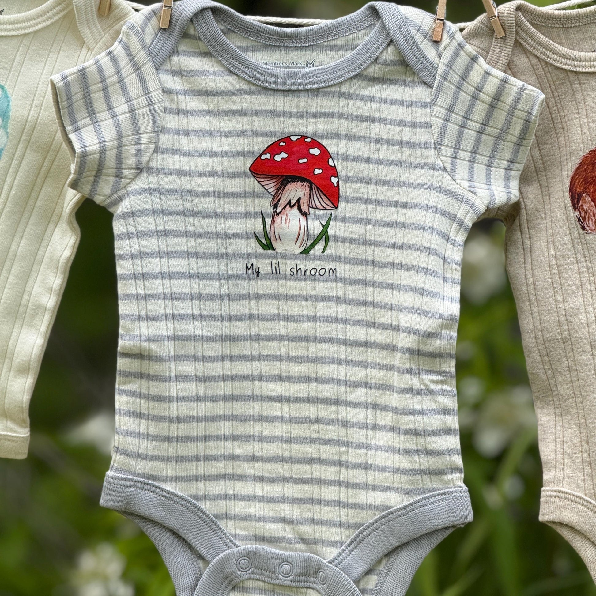 Baby bodysuit with cute mushroom, shower gift for new mom, organic cotton infant monthly milestone outfit, coming home from hospital romper